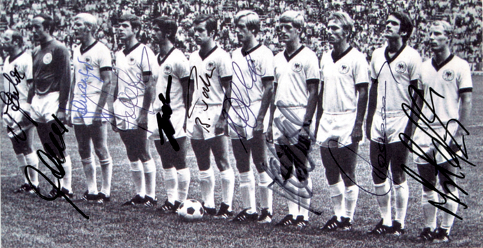 Nationalmannschaft 1970  | s/w-Mannschaftsbild von der Fußball-WM 1970 mit 10 Originalsignaturen. 18,7x9,7 cm.