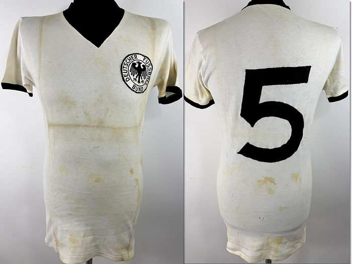 DFB - Trikot 1971  | Original match worn DFB  Spielertrikot mit der Nummer 5. Getragen von Franz  Beckenbauer im  Länderspiel Deutschland - Schweden am 27.06.1971 in Göteborg. Trikot stammt aus der Sammlung eines ehemaligen DFB-Betreuers. Status AAB