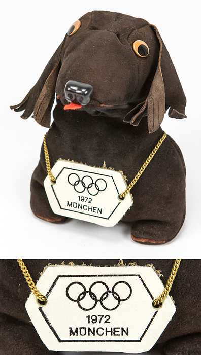 Maskottchen 1972  | Maskottchen für München „Waldi“ in einer nicht lizensierten Variante. Braunes Wildleder mit Reiskörner gefüllt. 12x 8 cm.