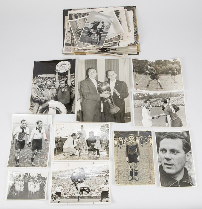 Sorry, no english description is available. ...  -  Condition: A-B.....Die Fotos zeigen Szenen aus der Karriere des Fußball - Weltmeisters 1954 und Deutschen Meister mit dem 1.FC Nürnberg. Auch seltene Bilder vor 1945 dabei. Einige Bilder haben Markierungen von Huba, die für den Bildsatz gemacht wurden. Insgesamt tolle Sammlung zu der Fußballlegende Max Morlock.