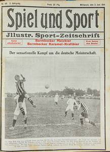 Sorry, no english description is available. ...  - 1138 Seiten mit ca. 600 S/W-Fotos. 31x22 cm. Hamburg, Cordua & Meis 1914 Condition: C.....Absolut seltene Sportzeitung! Zeitung dokumentiert das Spielgeschechen im Fußball der höheren Ligen in Norddeutschland. Erschien 2x wöchentlich es gab ein dünere Ausgabe für 10 Pfenning und eine ausführliche zu 20 Pfenning. Ab Beginn des 1.Weltkrieges im August 1914 erschien diese Zeitung nur noch einmal wöchentlich. Die Kriegsausgaben haben auch keine Fotos.  --Gebunden. Einband gelockert, Rücken lose - Bild 2