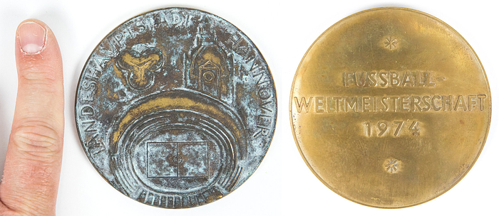 World Cup 1974. Participation medal from Hannover - This medal was handed out to all officials of all teams competing group matches in Hannover. 8.5 cm. Rarity! Front face showing green patina. Condition: A-