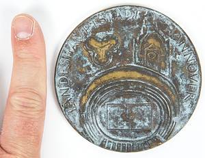 World Cup 1974. Participation medal from Hannover - This medal was handed out to all officials of all teams competing group matches in Hannover. 8.5 cm. Rarity! Front face showing green patina. Condition: A- - Bild 2