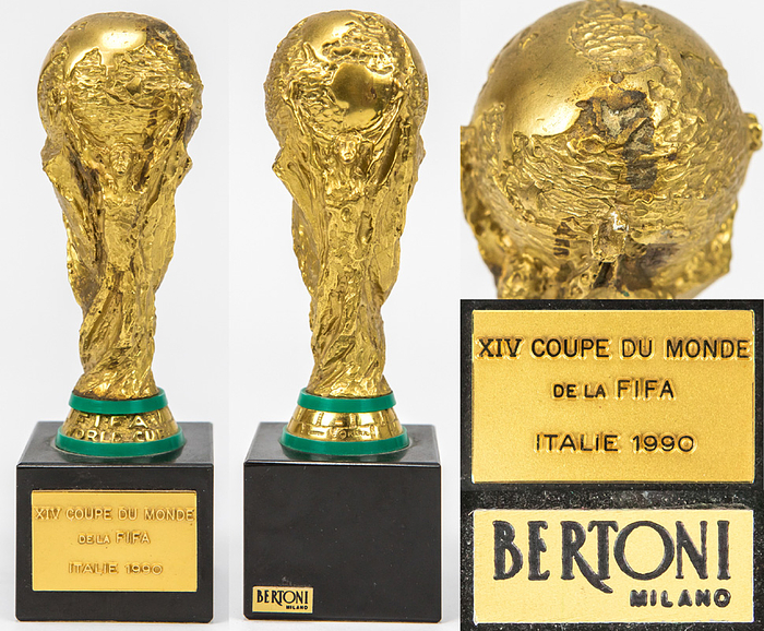 FIFA World Cup 1990  | FIFA Weltpokal. Vergoldete Bronze auf Marmorsockel, dieser mit Metallschild und Innschrift „XIV Coupe du Monde de la FIFA Italie 1990". Höhe 15,5cm (595 Gramm!!!). Hersteller: Bertoni.