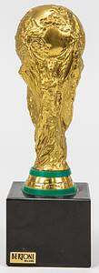 FIFA World Cup 1990  | FIFA Weltpokal. Vergoldete Bronze auf Marmorsockel, dieser mit Metallschild und Innschrift „XIV Coupe du Monde de la FIFA Italie 1990". Höhe 15,5cm (595 Gramm!!!). Hersteller: Bertoni. - Bild 2