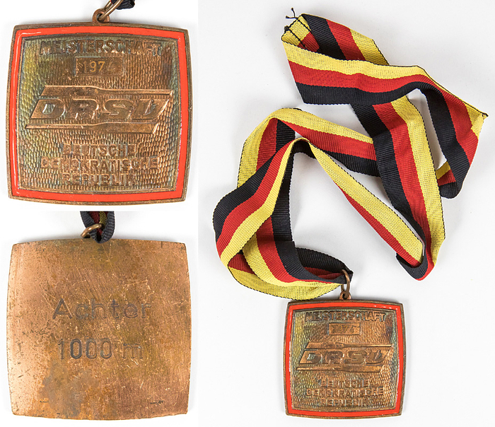 Siegermedaille DDR 1974  | Siegermedaille Rudern "Meisterschaft der DDR des DRSV" für den 1.Platz mit Seidenband. Rot emalliert. Rückseite mit Gravur "Achter 1000 m". 5,6x5,6 cm