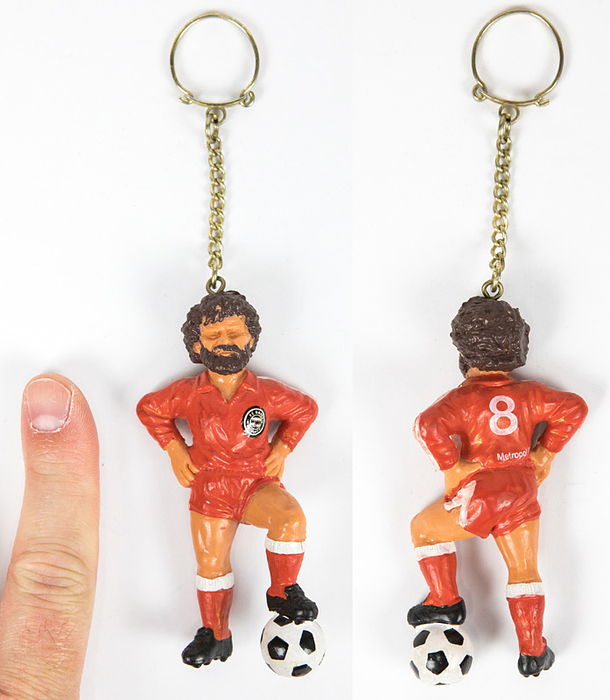 München, Bayern - Fugur Breitner  | Kunststofffigur Paul Breitner im Bayern München Trikot mit Bayern Wappen auf der Brust. Als Schüsselanhänger. Hersteller Metropol. Ca. 1975. Höhe der Figur, 9,5 cm
