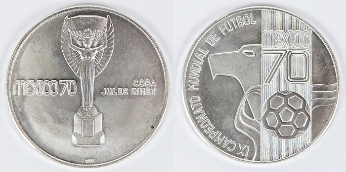 Teilnehmermedaille 1970  | Offizielle Teilnehmermedaille der Fußball-Weltmeisterschaft 1970 in Mexiko. Vorderseite: Copa Jules Rimet; Rückseite: Adlerkopf mit Fußball und Schriftzug Mexico 70. Durchmesser: 4,5 cm. (jeweils 1000 Feinsilber; Gesamtsilbergewicht: ca. 30 Gramm).