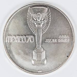  - Official participation medal from the World Cup in Mexico 1970. Front: Cup Jules Rimet, rear: eagle's head with football and inscription "Mexico 70". Diameter: 4.5 cm. (1,000 fine silver, complete silver weight approx. 30 grammes). Participation medals from the World Cup 1970 are extremely rare. There are two version of the participation medal: 6.5 cm was for players, the smaller version 4.5 cm was presented to volunteers. Slightly tarnished. Condition: A- - Bild 2