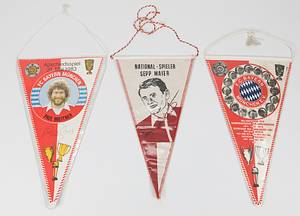 München, Bayern - Wimpel  | 3 seltene Souvenirwimpel des FC Bayern München. 1) National - Spieler Sepp Maier. Ca. 1967. 2) Paul Breitner Abschiedsspiel 31.Mai 1983. 3) Bayern München ca. 1976 mit den Porträts der Spieler. Alle in Kunststoffhülle 28x17 cm - Bild 2