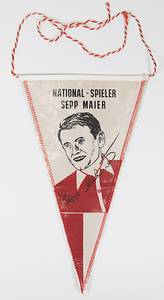 München, Bayern - Wimpel  | 3 seltene Souvenirwimpel des FC Bayern München. 1) National - Spieler Sepp Maier. Ca. 1967. 2) Paul Breitner Abschiedsspiel 31.Mai 1983. 3) Bayern München ca. 1976 mit den Porträts der Spieler. Alle in Kunststoffhülle 28x17 cm - Bild 3