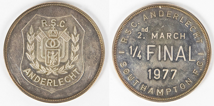 Anderlecht,RSC - Medaille 1977  | Offizielle Erinnerungsmedaille des RSC Anderlecht mit der Aufschrift "RSC Anderlecht v Southampton FC 2nd March 1977 1/4 Final" Viertelfinale Europapokal der Pokalsieger (2:0 + 1:2). Bronze, versilbert (26 Gramm), 4 cm. In original Box