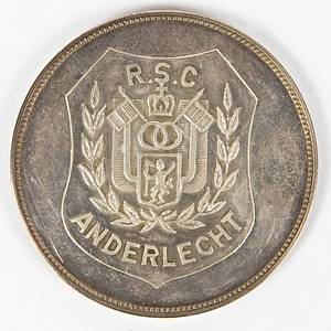  - Official commemorative medal from RSC Anderlecht, inscribed "RSC Anderlecht v Southampton FC 2nd March 1977 1/4 Final" (European Cup Winners' Cup quarter-final; 2–0 + 1–2). Silver-plated bronze (26 grams), 4 cm. In original box. --The players from both teams received this medal! It wasn't available for purchase! Very rare! Condition: A - Bild 2