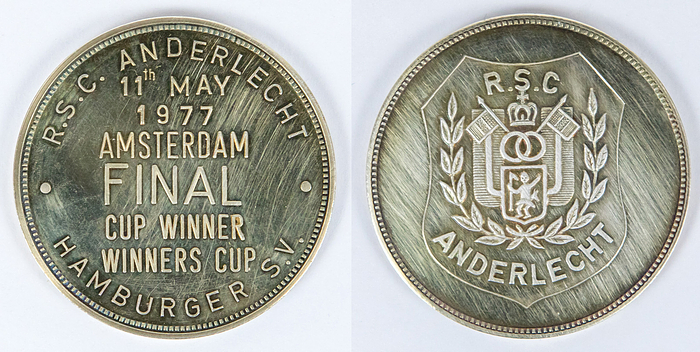 Anderlecht,RSC - Medaille 1977  | Offizielle Erinnerungsmedaille des RSC Anderlecht mit der Aufschrift "RSC Anderlecht v Hamburger SV 11 may 1977 Amsterdam Final Cup Winner Winners Cup" Finale im Europapokal der Pokalsieger (0:2). Bronze, versilbert (26 Gramm), 4 cm. In original Box