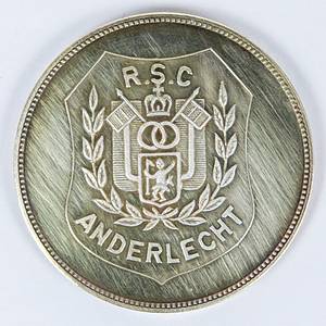  - Official commemorative medal from RSC Anderlecht, inscribed "RSC Anderlecht v Hamburger SV 11 May 1977 Amsterdam Final Cup Winner Winners' Cup" (European Cup Winners' Cup final, 0–2). Silver-plated bronze (26 grams), 4 cm. In original box. --The players from both teams received this medal! It wasn't available for purchase! Very rare! Condition: A - Bild 2