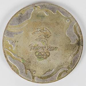 Teilnehmermedaille OSS2000  | Teilnehmermedaille für die Olympischen Sommerspiele Sydney 2000. Bronze versilbert. Für Athleten und Offizielle. 5 cm. - Bild 2