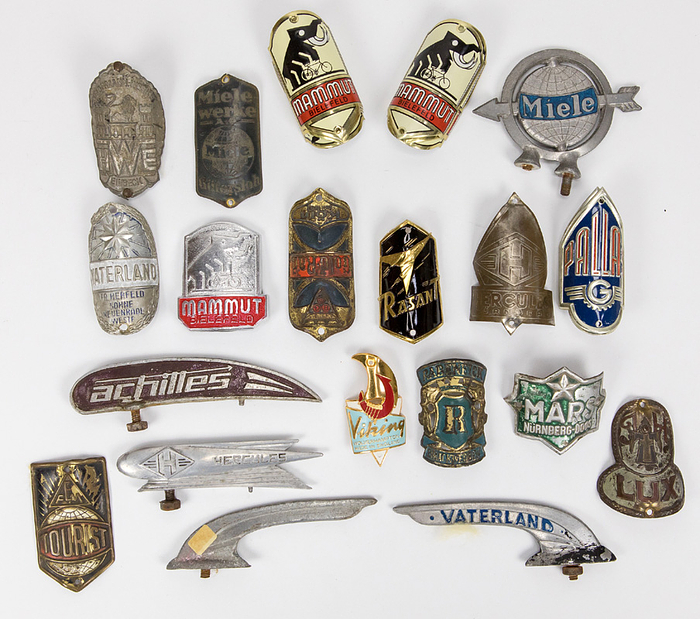 Radmarkensammlung 1910-1950  | Schöne Sammlung von verschiedenen deutschen Radmarken (für Lenker oder Schmutzbleche) 1910 - 1950: 2x Miele (verschiedene), 2x Vaterland (verschiedene), Lux, HWE, Rasant, 2x Pallas, Viking, Tourist, 2x Hercules /verschiedene), Gold-Rad, Rabeneck, Mars, Mammut, achilles, 7x Mammut.