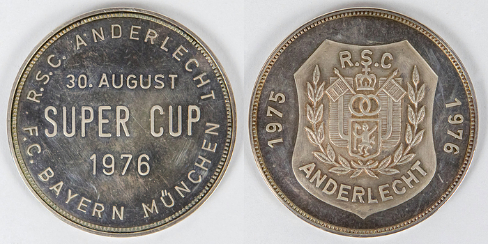  - Official RSC Anderlecht commemorative medal inscribed "RSC Anderlecht v Bayern München 30 August 1976 Supercup" (4:0 + 1:2). Silver-plated bronze (26 grams), 4 cm. In original box. --Anderlecht won the 1976 UEFA Super Cup! Players from both teams received this medal! It was not available for purchase! Very rare! Condition: A