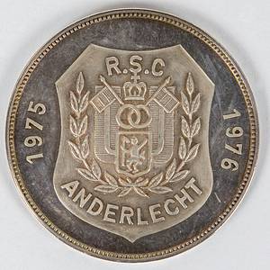 Anderlecht,RSC - Medaille 1976  | Offizielle Erinnerungsmedaille des RSC Anderlecht mit der Aufschrift "RSC Anderlecht v Bayern München 30 August 1976 Supercup" (4:0 + 1:2). Bronze, versilbert (26 Gramm), 4 cm. In original Box - Bild 2