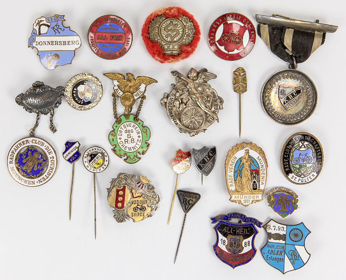 Abzeichen Radclubs 1890-1930  | 20 verschiedene Abzeichen von deutschen Radclubs aus der Zeit von 1890 bis 1930. 5x4,5 cm bis 1,5x1,5 cm