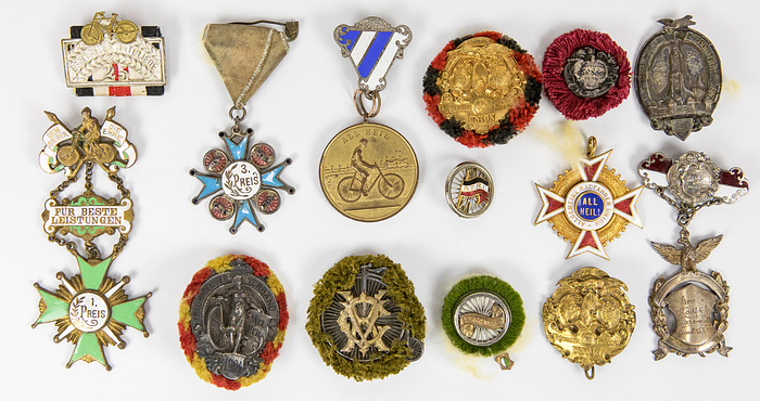 Abzeichen Radsportverbände 1890-1920  | 13 verschiedene Verbandsabzeichen und Siegerabzeichen von deutschen Radsportverbänden 1890 - 1920. 10x5 bis 2,2 cm