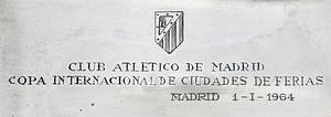  - Silver cigarette case featuring an applied, enameled Atlético Madrid logo. The interior bears the engraving "Club Atlético de Madrid. Copa Internacional de Ciudades de Ferias. Madrid 1 - I- 1964" (referring to the Inter-Cities Fairs Cup, the precursor to the UEFA Cup) alongside an engraved Atlético logo. Silver construction (hallmarked with the Spanish silver star—indicating .915 purity—and a secondary maker's mark; all hallmarks are located on the underside of the internal retaining clip). Weight: 137 grams; dimensions: 12 x 8.3 x 0.8 cm. This was a personal item belonging to German FIFA referee Heinz Siebert (1925–2017), who served on the FIFA list from 1968 to 1970. He received this gift from Atlético Madrid in connection with the Inter-Cities Fairs Cup match against Juventus Turin on January 1, 1964, in which Siebert officiated as a linesman. Condition: A - Bild 2