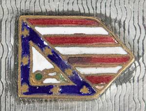 Madrid, Atletico Zigarettenetui 1964  | Zigarettenetui aus Silber mit aufgesetztem emaillierten Logo von Atletico Madrid. Innen mit Gravur "Club Atletico de Madrid. Copa Internacional de Ciudades de Ferias. Madrid 1 - I- 1964" (Messepokal, der Vorläufer des UEFA-Pokals) und einem graviertem Logo von Atletico. Silber(gepunzt mit dem spanischen Silberstern = 915er Silber + zweiten Stempel des Hersteller. Alle Punzen befinden sich auf der Unterseite der Halterung im Innenteil). Gewicht: 137 Gramm, 12x8,3x0,8 cm. Persönliches Stück des deutschen FIFA-Schiedsrichter Heinz Siebert (1925-2017) der von 1968 bis 1970 auf der FIFA-Liste stand. Er erhielt dieses Geschenk von Atletico Madrid anläßlich des Spiele im Messepokal am 1.1.1964 gegen Juventus Turin, bei dem Siebert als Linienrichter einegsetztz wurde. - Bild 3