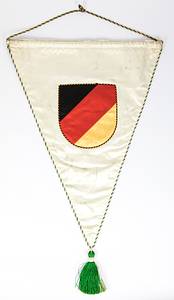  - Original DFB match pennant from the B-international match between Luxembourg and the DFB selection (0–6) on February 17, 1965, in Aachen. Green silk with embroidered grey lettering and an applied, embroidered DFB logo. Features a green-and-white silk border and a silk tassel. Dimensions: 50 x 37.5 cm (excluding tassel). --The captain of the Luxembourg team and the referees received this pennant. The pennant comes from the estate of a referee. Condition: B- - Bild 2