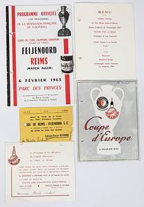  - Large leather-covered cigar box with brass trim; interior lined with tropical wood. Gold-embossed inscription: "European Champion Clubs' Cup 1962 Sportclub Feyenoord." 26 x 16 x 5 cm. A personal item belonging to German FIFA referee Heinz Siebert (1925–2017), who was on the FIFA list from 1968 to 1970. He received this gift from Feyenoord Rotterdam on the occasion of the match between Stade Reims and Feyenoord Rotterdam on February 6, 1963; he officiated as a linesman in this game. Included: match program, ticket, and menu from the match. --Feyenoord had a small number of these boxes produced as early as 1962 to present as gifts to the referees during the 1962/63 European Cup season. --Minor signs of use. Condition: A- - Bild 2