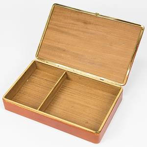  - Large leather-covered cigar box with brass trim; interior lined with tropical wood. Gold-embossed inscription: "European Champion Clubs' Cup 1962 Sportclub Feyenoord." 26 x 16 x 5 cm. A personal item belonging to German FIFA referee Heinz Siebert (1925–2017), who was on the FIFA list from 1968 to 1970. He received this gift from Feyenoord Rotterdam on the occasion of the match between Stade Reims and Feyenoord Rotterdam on February 6, 1963; he officiated as a linesman in this game. Included: match program, ticket, and menu from the match. --Feyenoord had a small number of these boxes produced as early as 1962 to present as gifts to the referees during the 1962/63 European Cup season. --Minor signs of use. Condition: A- - Bild 3