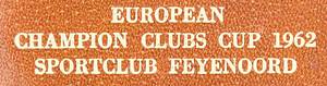  - Large leather-covered cigar box with brass trim; interior lined with tropical wood. Gold-embossed inscription: "European Champion Clubs' Cup 1962 Sportclub Feyenoord." 26 x 16 x 5 cm. A personal item belonging to German FIFA referee Heinz Siebert (1925–2017), who was on the FIFA list from 1968 to 1970. He received this gift from Feyenoord Rotterdam on the occasion of the match between Stade Reims and Feyenoord Rotterdam on February 6, 1963; he officiated as a linesman in this game. Included: match program, ticket, and menu from the match. --Feyenoord had a small number of these boxes produced as early as 1962 to present as gifts to the referees during the 1962/63 European Cup season. --Minor signs of use. Condition: A- - Bild 4