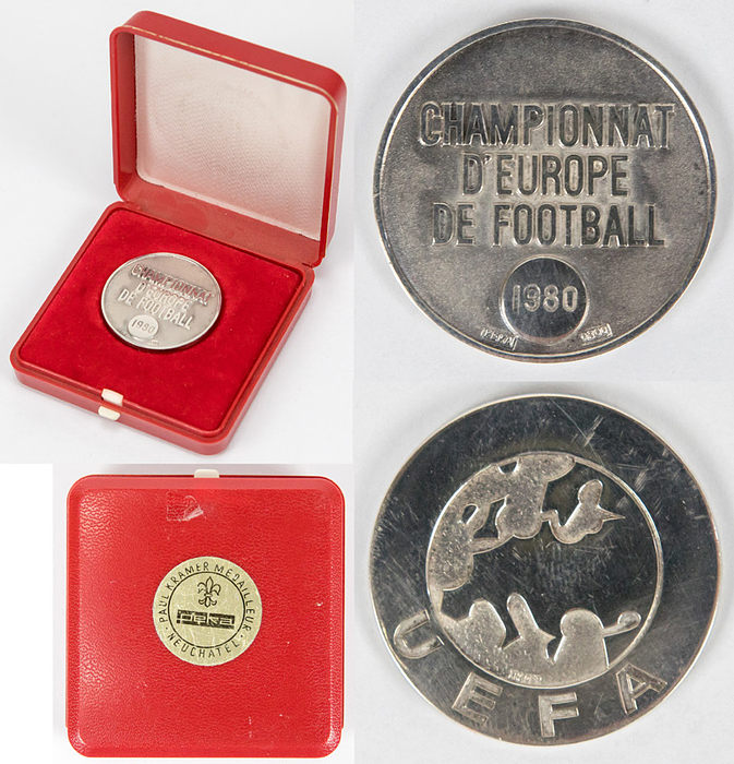 Siegermedaille EM1980  | Original Siegermedaille der UEFA Fußball-Europameisterschaft 1980 von Jean-Marie Pfaff für den 2.Platz bei diesem Turnier mit Belgien. Aufschrift: "Championnat d´Europe de Football" und gravierter Jahreszahl "1980". Silber (gepunzt, 800er Silber, Hertseller: PEKA; Gewicht: 19,5 Gramm), 3,3 cm. Im original Etui