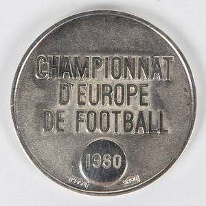  - Original winner's medal / runner´s up medal from the 1980 UEFA European Football Championship, awarded to Jean-Marie Pfaff for finishing second in the tournament with Belgium. Inscription: "Championnat d'Europe de Football" and engraved year "1980". Silver (hallmarked, 800 grade; manufacturer: PEKA; weight: 19.5 grams), 3.3 cm. In original case. --Awarded to the Belgian players, coaches, and staff during the presentation ceremony following the UEFA Euro 1980 final against Germany (1–2). A personal medal belonging to Jean-Marie Pfaff! The medal comes directly from Jean-Marie Pfaff's collection. Pfaff's collection was auctioned in Paris on May 23, 2026! The consignor purchased this medal at that auction. Condition: A- - Bild 2