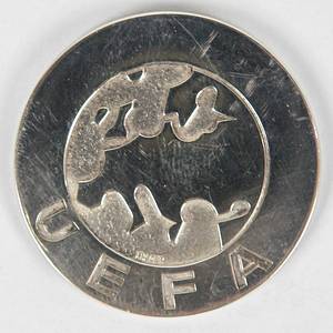  - Original winner's medal / runner´s up medal from the 1980 UEFA European Football Championship, awarded to Jean-Marie Pfaff for finishing second in the tournament with Belgium. Inscription: "Championnat d'Europe de Football" and engraved year "1980". Silver (hallmarked, 800 grade; manufacturer: PEKA; weight: 19.5 grams), 3.3 cm. In original case. --Awarded to the Belgian players, coaches, and staff during the presentation ceremony following the UEFA Euro 1980 final against Germany (1–2). A personal medal belonging to Jean-Marie Pfaff! The medal comes directly from Jean-Marie Pfaff's collection. Pfaff's collection was auctioned in Paris on May 23, 2026! The consignor purchased this medal at that auction. Condition: A- - Bild 3