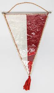  - Official cotton match pennant of the Polish national team, featuring the embroidered inscription "Polska - Belgia Reprezentacja A. Warszawa 17 IV 1984" (Poland vs. Belgium friendly match, 0–1). The front is partially embroidered with gold brocade; the back displays the Polish national colors. The side borders feature gold brocade and silk. Includes a silk tassel and a chrome rod with ball finials; dimensions: 38 x 28 cm (excluding tassel). The pennant comes in its original cellophane sleeve, which is stitched with gold brocade thread. This pennant was presented to the Belgian team captain, Jean-Marie Pfaff, in the center circle! --The pennant comes directly from Jean-Marie Pfaff's collection. Pfaff's collection was auctioned off in Paris on May 23, 2026! The consignor purchased this pennant at that auction. Condition: A- - Bild 2