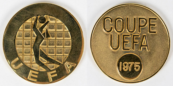 Siegermedaille 1975  | Offizielle Siegermedaille für den Gewinner des UEFA Cups 1975 Borussia Mönchengladbach am 7.5.1975 + 21.5.1975 gegen Twente Enschede (0:0 + 1:5) von Henning Jensen 1949-2017). Mit der Aufschrift "Coupe UEFA" und Gravur "1975". Bronze, vergoldet, 3,3 cm in original Box.