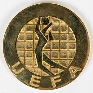 Siegermedaille 1975  | Offizielle Siegermedaille für den Gewinner des UEFA Cups 1975 Borussia Mönchengladbach am 7.5.1975 + 21.5.1975 gegen Twente Enschede (0:0 + 1:5) von Henning Jensen 1949-2017). Mit der Aufschrift "Coupe UEFA" und Gravur "1975". Bronze, vergoldet, 3,3 cm in original Box. - Bild 2