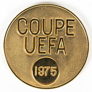  - Official runners up - winner's medal for the 1975 UEFA Cup champion Borussia Mönchengladbach won against Twente Enschede on May 7 and May 21, 1975 (0–0 and 5-1) belonging to Henning Jensen (1949–2017). Features the inscription "Coupe UEFA" and the engraving "1975". Gilt bronze, 3.3 cm, in original box. --Personal medal belonging to Henning Jensen. The consignor obtained this medal directly from Henning Jensen's estate. Typically, winners of UEFA competitions received a gold medal made of 18-karat gold (750 gold). However, in 1975, only these gold-plated medals were awarded to the winners across all competitions! Condition: A - Bild 3