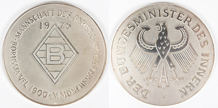 Sorry, no english description is available. ...  -  Condition: A.....Persönliche Medaille von Henning Jensen. Der Einlieferer hat diese Medaille direkt aus dem Nachlass von Henning Jensen. Diese Medaille erheilten alle Spieler von Borussia Mönchengladbach