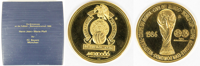  - Official gold medal from Bayern Munich presented to goalkeeper Jean-Marie Pfaff to mark his participation in the 1986 World Cup in Mexico; comes in its original case featuring a gold-embossed inscription: "In memory of the 1986 World Cup. Mr. Jean-Marie Pfaff. Your FC Bayern Munich." The medal depicts the World Cup trophy and bears the inscription "World Cup 1986" (in four languages). Reverse side: "Federacion Mexicana de Futbol Assoz. Mexico 86". Gold, hallmarked (900 purity, 11.51 grams; gold value as of July 26, 2026: approx. €1,212), 3.3 cm. Blue plastic case.  --A personal medal belonging to Jean-Marie Pfaff, straight from his private collection! Pfaff's collection was auctioned in Paris on May 23, 2026; the consignor acquired this medal at that auction. All FC Bayern Munich players who participated in the 1986 World Cup received this medal. A total of six medals were issued. There are two versions of these official medals from the Mexican Football Federation: gold and silver. The gold medal is extremely rare! Condition: A