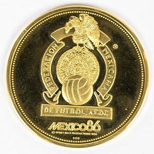 München, Bayern - Goldemedaille WM 1986  | Offizielle Goldmedaille von Bayern München für den Torwart Jean-Marie Pfaff anläßlich der Teilnahme an der Fußball - Weltmeisterschaft 1986 in Mexiko in original Etui mit goldgeprägter Aufschrift "Zur Erinnerung an die Fußball - Weltmeisterschaft 1986. Herrn Jean - Marie Pfaff. Ihr FC Bayern München". Medaille mit dem Weltpokal und der Aufschrift "World Cup 1986" (in vier Sprachen). Rückseite "Federacion Mexicana de Futbol Assoz. Mexico 86". Gold, gepunzt (900er, 11,51 Gramm; Goldwert am 26.07.2026 ca. 1.212 €), 3,3 cm. Box aus blauem Kunststoff - Bild 2