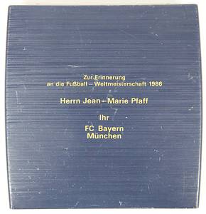 - Official gold medal from Bayern Munich presented to goalkeeper Jean-Marie Pfaff to mark his participation in the 1986 World Cup in Mexico; comes in its original case featuring a gold-embossed inscription: "In memory of the 1986 World Cup. Mr. Jean-Marie Pfaff. Your FC Bayern Munich." The medal depicts the World Cup trophy and bears the inscription "World Cup 1986" (in four languages). Reverse side: "Federacion Mexicana de Futbol Assoz. Mexico 86". Gold, hallmarked (900 purity, 11.51 grams; gold value as of July 26, 2026: approx. €1,212), 3.3 cm. Blue plastic case.  --A personal medal belonging to Jean-Marie Pfaff, straight from his private collection! Pfaff's collection was auctioned in Paris on May 23, 2026; the consignor acquired this medal at that auction. All FC Bayern Munich players who participated in the 1986 World Cup received this medal. A total of six medals were issued. There are two versions of these official medals from the Mexican Football Federation: gold and silver. The gold medal is extremely rare! Condition: A - Bild 3