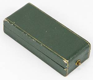  - DFB Silver Federal Badge with wreath and numbering on the reverse. Engraved number "6". Hallmarked silver (925 silver), 1.8 cm. Comes with original cardboard box featuring a green covering and velvet lining. The number "6" appears on the bottom of the box, corresponding to the number on the badge. Circa 1960. --This pin bears no maker's mark. Numbered pins represent very high honors from the DFB, presumably awarded only to honorary members. By the year 2000, approximately 50 such pins had been issued—that is, up to number "50". Condition: A-B - Bild 4