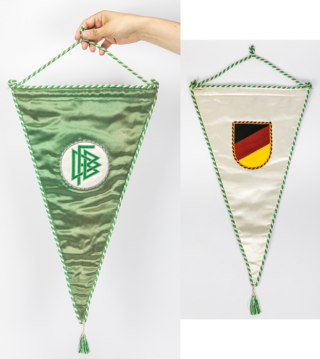 DFB Spielwimpel 1965  | Original Spielwimpel des DFB für ein Länderspiel ca. 1965 Grüne Seide mit aufgesetztem gesticktem DFB Logo mit Siberbrokat umstickt. . Mit Grün-weißer Seidenbordüre, Schlaufe und Bommel. Rückseite mit aufgeetzter Deutchlandfahne mit rot-schwarz-goldener Seidenbordüre. 49x31 cm (ohne Bommel)