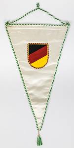 DFB Spielwimpel 1965  | Original Spielwimpel des DFB für ein Länderspiel ca. 1965 Grüne Seide mit aufgesetztem gesticktem DFB Logo mit Siberbrokat umstickt. . Mit Grün-weißer Seidenbordüre, Schlaufe und Bommel. Rückseite mit aufgeetzter Deutchlandfahne mit rot-schwarz-goldener Seidenbordüre. 49x31 cm (ohne Bommel) - Bild 2