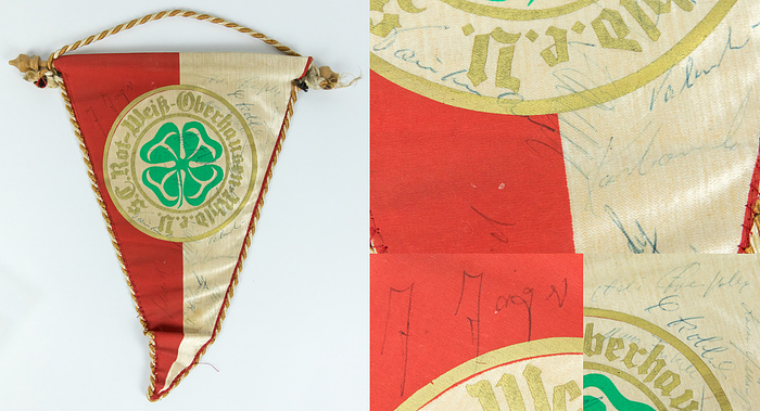 Oberhausen,RW - Wimpel  | Offizieller rot-weißer Wimpel  „SC Rot-Weiss Oberhausen“ mit aufgedrucktem Vereinslogo, Seidenbordüre. Holzstange mit Holzkugeln, ca. 1966, 30x21 cm. Mit ca. 16 original Signaturen der Spieler u.a. Feldkamp, L.Kobluhn, F.Kobluhn,  Kubeck, Jäager, Eichholu u.a.