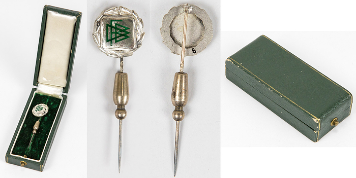 DFB-Nadel in Silber  | Silberne Bundesnadel des DFB mit Kranz und Nummerierung auf der Rückeite. Gravierte Nr. "6". Silber gepunzt ("925er Silber), 1,8 cm. Mit original Box aus Karton mit grünem Überzug. Innen mit Samt. Auf dem Bodendeckel die "Nr. 6" korrespondierend mit der Nummerierung der Nadel. Ca. 1960