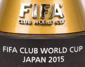 FIFA Club World Cup 2015  | FIFA Vereins Weltpokal 2015. Offizielle Mini Replica. Teilweise vergoldeter Pokal aus Edelstahl, aufmontiert auf einem schwarzen Marmorsockel mit der Aufschrift "FIFA Club World Cup Japan 2015". Höhe 17,5 cm (669 Gramm). Limitierte Auflage von 50 Exemplaren mit Echtheitszertifikat. - Bild 2