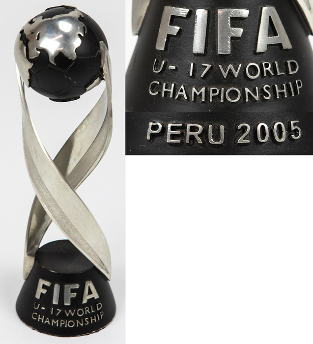 FIFA U-17 World Cup  | Offizielle Mini-Replica FIFA U-17 World Cup mit der Aufschrift "FIFA U-17 World Championships Peru 2005". Bronze, versilbert und geschwärtzt. Gewicht: 393 Gramm, Höhe: 16 cm.