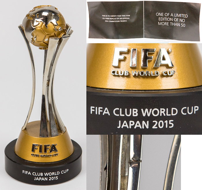 FIFA Club World Cup 2015  | FIFA Vereins Weltpokal 2015. Offizielle Mini Replica. Teilweise vergoldeter Pokal aus Edelstahl, aufmontiert auf einem schwarzen Marmorsockel mit der Aufschrift "FIFA Club World Cup Japan 2015". Höhe 17,5 cm (669 Gramm). Limitierte Auflage von 50 Exemplaren mit Echtheitszertifikat.
